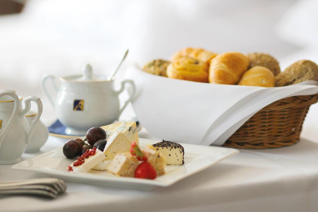 Seetelhotel Ahlbecker Hof Heringsdorf Dış mekan fotoğraf A typical breakfast