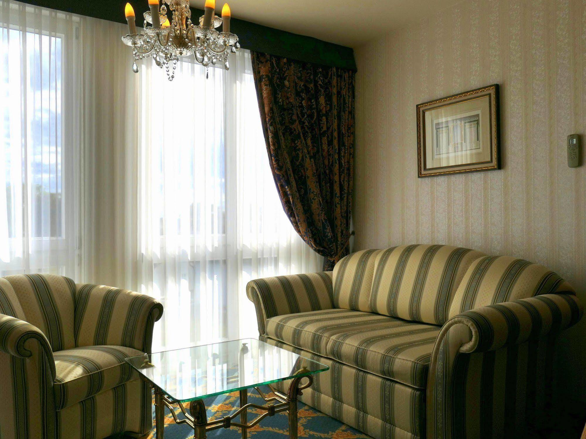 Seetelhotel Ahlbecker Hof Heringsdorf Dış mekan fotoğraf A living room in a hotel suite