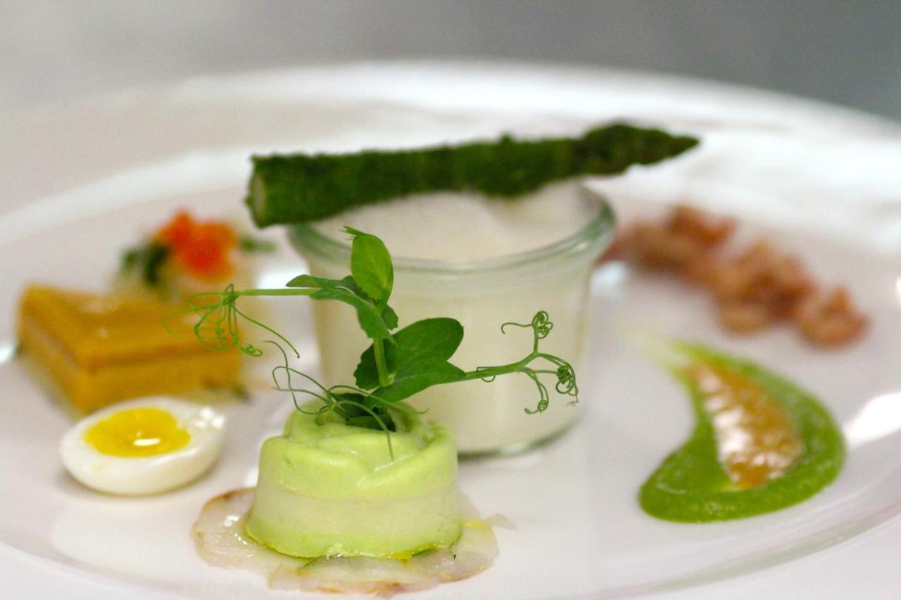 Seetelhotel Ahlbecker Hof Heringsdorf Dış mekan fotoğraf A green asparagus dish